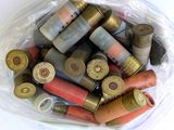 un sac en plastique rempli de différentes sortes de cartouches de fusil de chasse