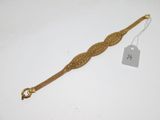 Gros plan sur un bracelet en or portant une étiquette