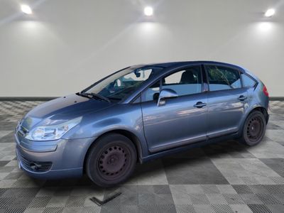 une photo d'une voiture bleue garée dans un garage