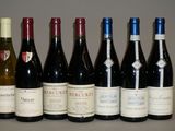plusieurs bouteilles de vin sont alignées sur une table