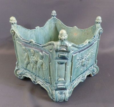 une jardinière verte ornée d'un motif