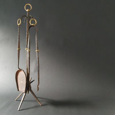 FRANCE, vers 1940 Serviteur de cheminée avec pelle et pincet… - Photo 1