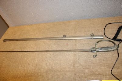 deux épées posées sur une table, auxquelles est attachée une corde