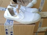 une boîte sur laquelle est posée une paire de chaussures