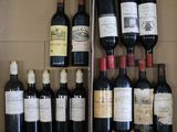 plusieurs bouteilles de vin posées sur une étagère, dans une boîte