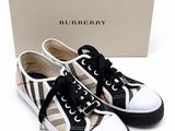 baskets Burberry noires et blanches avec des lacets noirs