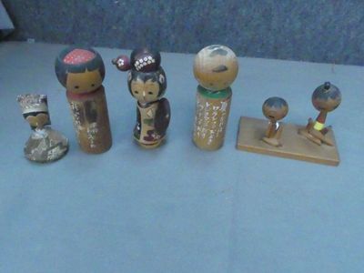 cinq figurines posées sur une table