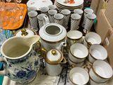 un plateau chargé de vaisselle posée sur une table