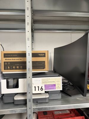 un écran d'ordinateur posé sur une étagère dans un magasin
