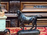 une statue représentant un cheval et une statue représentant un cheval posée sur une table