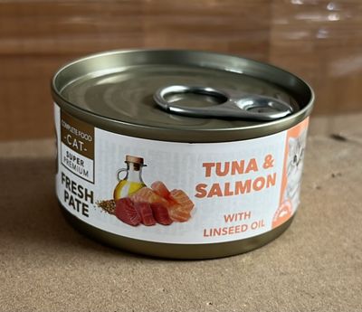 une boîte de thon et de saumon au citron sur la table