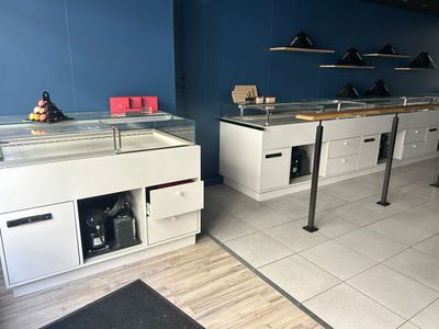une pièce équipée d'un comptoir et de quelques étagères