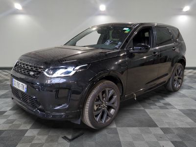 La Land Rover noire est garée dans le garage, sur un sol à damier.