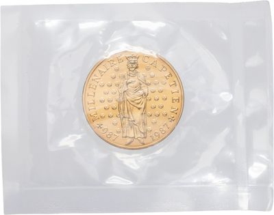 un gros plan d'une pièce de monnaie dans un sachet en plastique posé sur une surface blanche