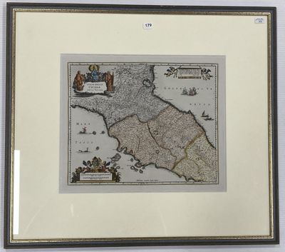 une vieille carte de l'Angleterre dans un cadre noir accrochée à un mur blanc