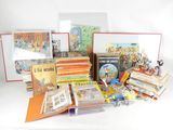 une pile de livres pour enfants posée sur une table