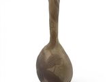un vase orné d'un motif d'oiseau sur fond blanc