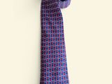 cravate violette et bleue sur fond blanc