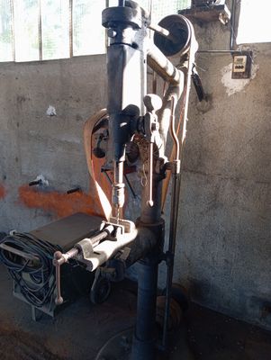 une machine qui se trouve à l'intérieur d'un bâtiment