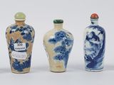 six vases bleus et blancs sont alignés sur une surface blanche