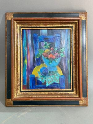 tableau représentant un vase de fleurs posé sur une table, avec une chaise bleue en arrière-plan