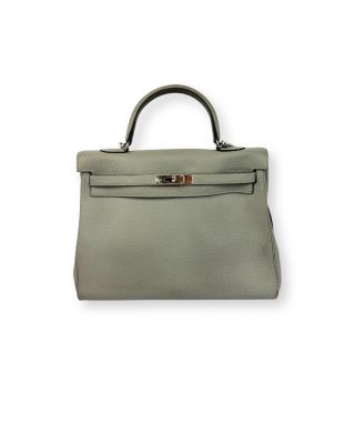 un sac à main en cuir gris sur fond blanc