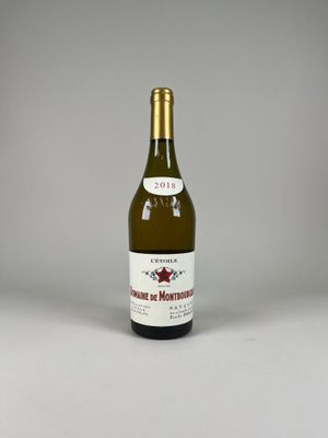 une bouteille de vin posée sur une table