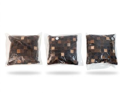 trois sachets de chocolat empilés les uns sur les autres sur une surface blanche