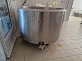une grande casserole en métal posée au milieu d'une cuisine