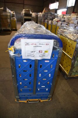 une caisse bleue sur laquelle est accrochée une étiquette, dans un entrepôt