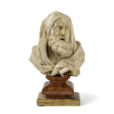 statue d'une femme en train de lire un livre, posée sur un socle en marbre