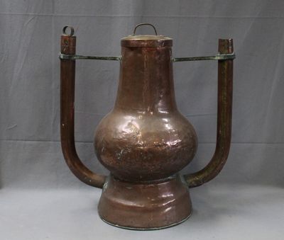 un vase posé sur une table blanche