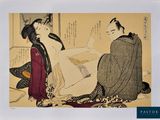 deux femmes en kimono, assises par terre, dont l'une est en train de lire un livre