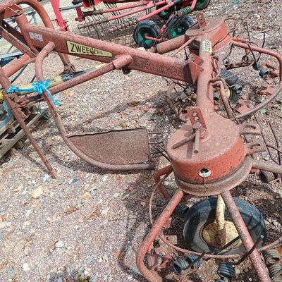une machine rouillée abandonnée sur le bord de la route