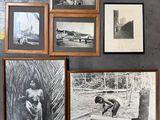 de nombreuses photos accrochées au mur de cette pièce