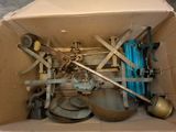 une boîte en carton avec un tas d'outils à l'intérieur