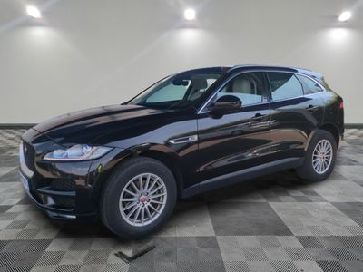 un SUV Jaguar noir garé dans un showroom