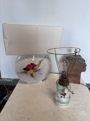 une lampe posée sur une table à côté d'un vase