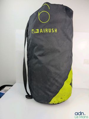 un sac posé sur une table