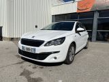 une voiture blanche garée devant un bâtiment dans un parking