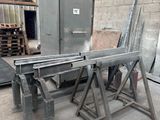 une grande machine qui se trouve dans un entrepôt