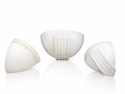 trois vases blancs posés les uns à côté des autres sur une surface blanche