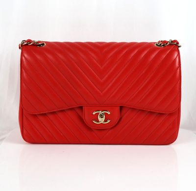 un sac Chanel rouge sur fond blanc