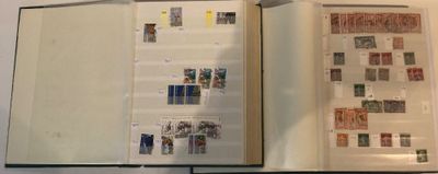 un livre ouvert avec des timbres, posé sur une table
