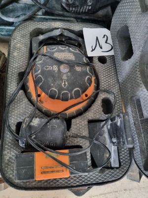 une valise qui contient beaucoup d'outils
