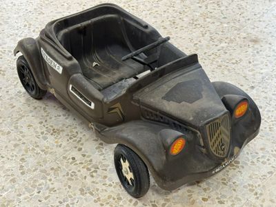 une petite voiture posée par terre
