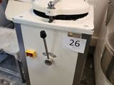 une machine qui se trouve dans le coin d'une pièce
