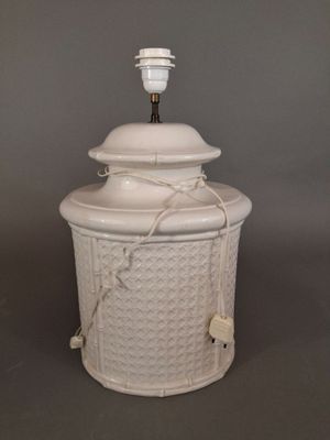 un vase blanc surmonté d'une lampe