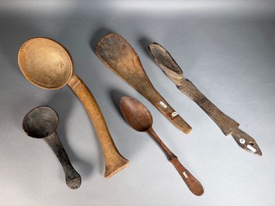 Lot de cinq anciennes cuillères en bois à patine d’usage don…