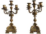 paire de candélabres anciens en laiton sur socles, sur fond blanc